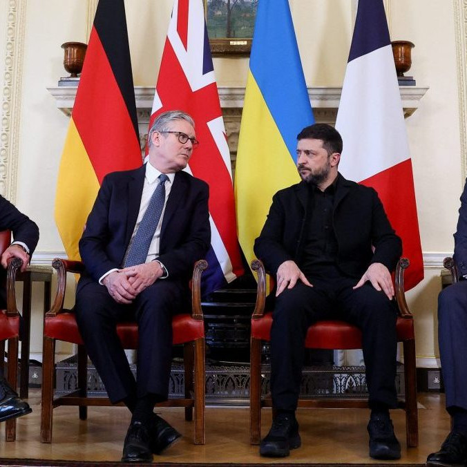 Emmanuel Macron, Volodymyr Zelenskyj, Keir Starmer a Friedrich Merz počas ich stretnutia v Londýne.