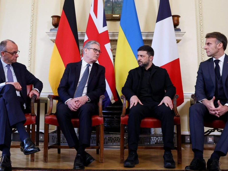 Emmanuel Macron, Volodymyr Zelenskyj, Keir Starmer a Friedrich Merz počas ich stretnutia v Londýne.