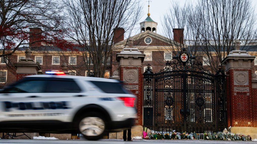 Policajné auto pri vstupe do budovy Brownovej univerzity v americkom meste Providence.