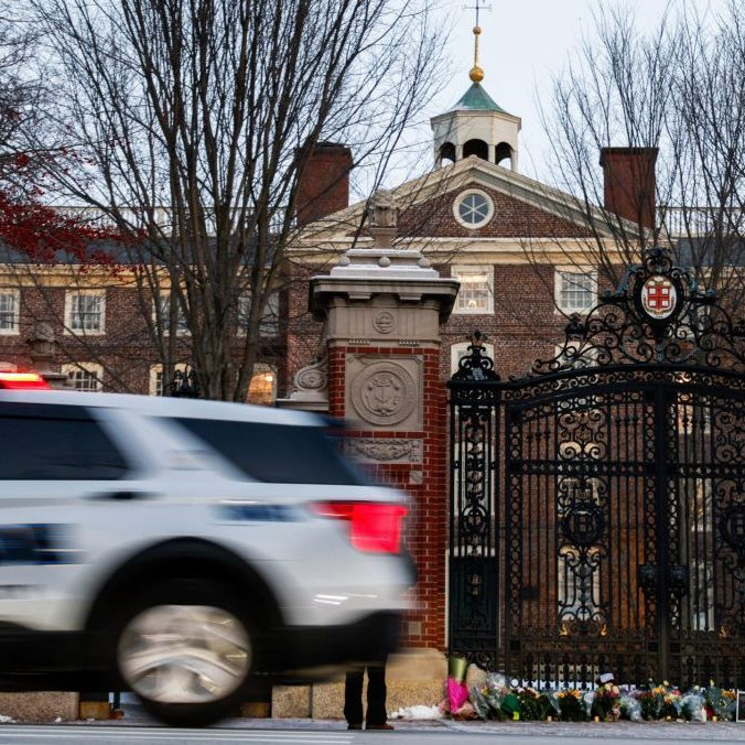 Policajné auto pri vstupe do budovy Brownovej univerzity v americkom meste Providence.