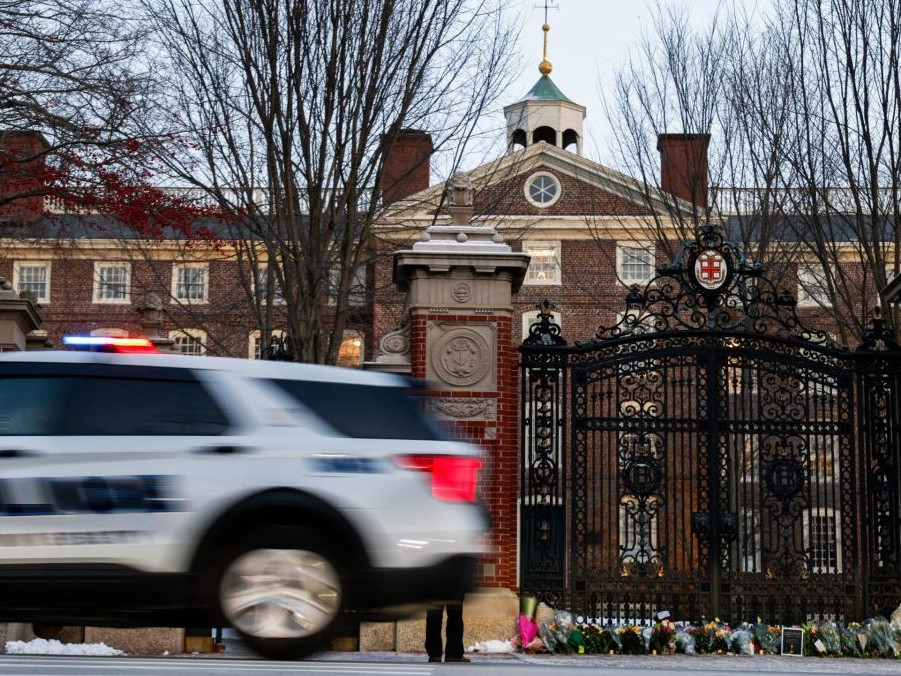 Policajné auto pri vstupe do budovy Brownovej univerzity v americkom meste Providence.