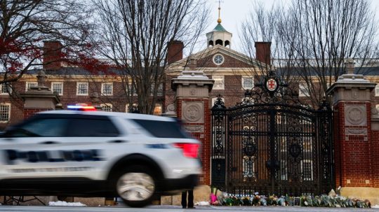 Policajné auto pri vstupe do budovy Brownovej univerzity v americkom meste Providence.