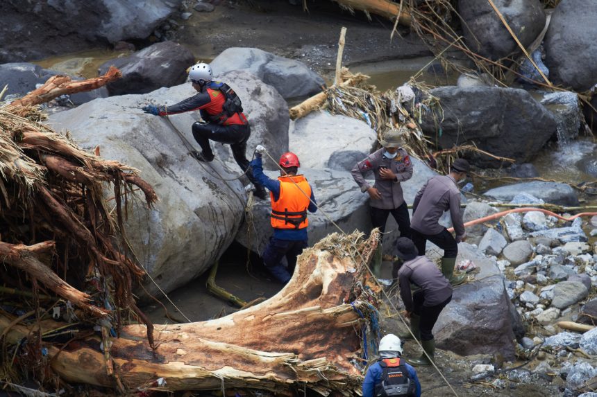 ZÃƒÂ¡chranÃƒÂ¡ri zasahujÃƒÂº pri zÃƒÂ¡plavÃƒÂ¡ch na ostrove Sumatra.