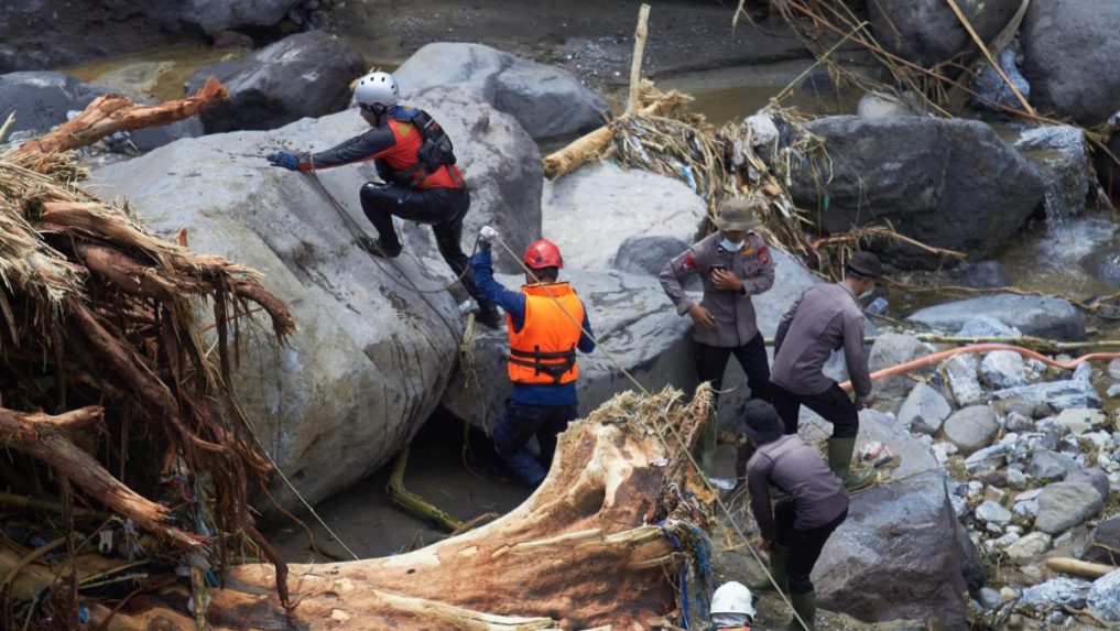 Záchranári zasahujú pri záplavách na ostrove Sumatra.