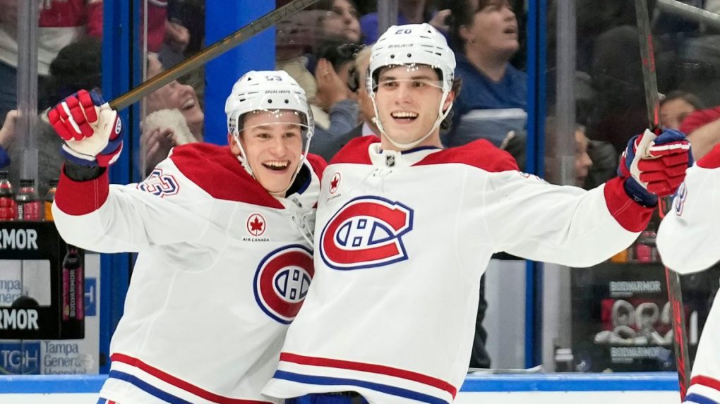 Juraj Slafkovský sa teší z gólu.