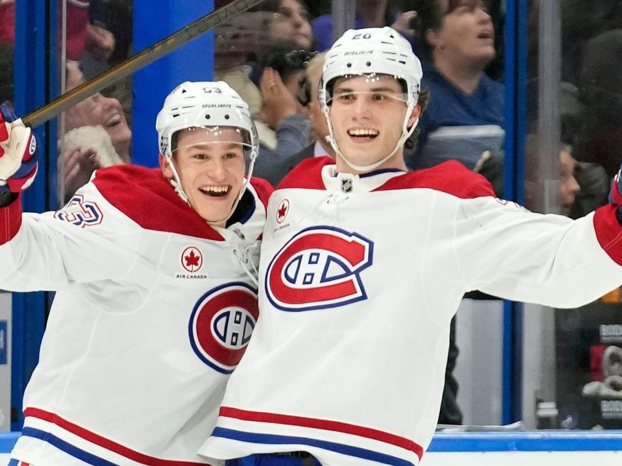 Juraj Slafkovský sa teší z gólu.