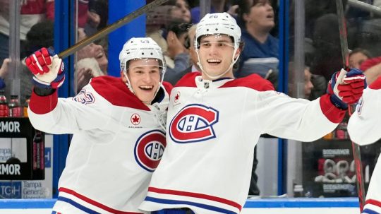 Juraj Slafkovský sa teší z gólu.