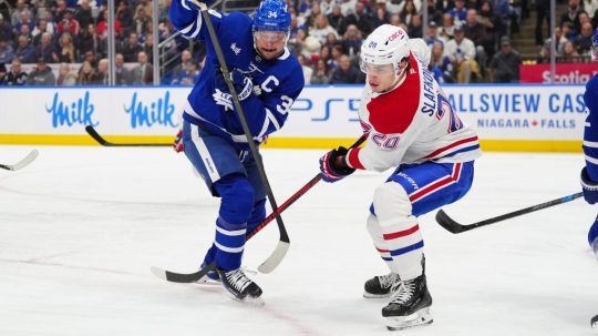 Na snímke hokejista Toronta Auston Matthews a Juraj Slafkovský.