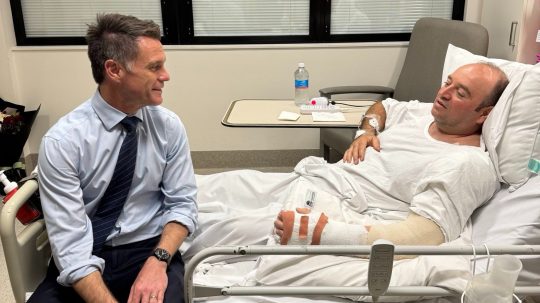 Austrálčania oceňujú odvahu muža, ktorý na pláži Bondi odzbrojil útočníka. V nemocnici navštívil Ahmeda al Ahmeda aj premiér