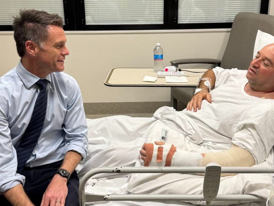 Austrálčania oceňujú odvahu muža, ktorý na pláži Bondi odzbrojil útočníka. V nemocnici navštívil Ahmeda al Ahmeda aj premiér