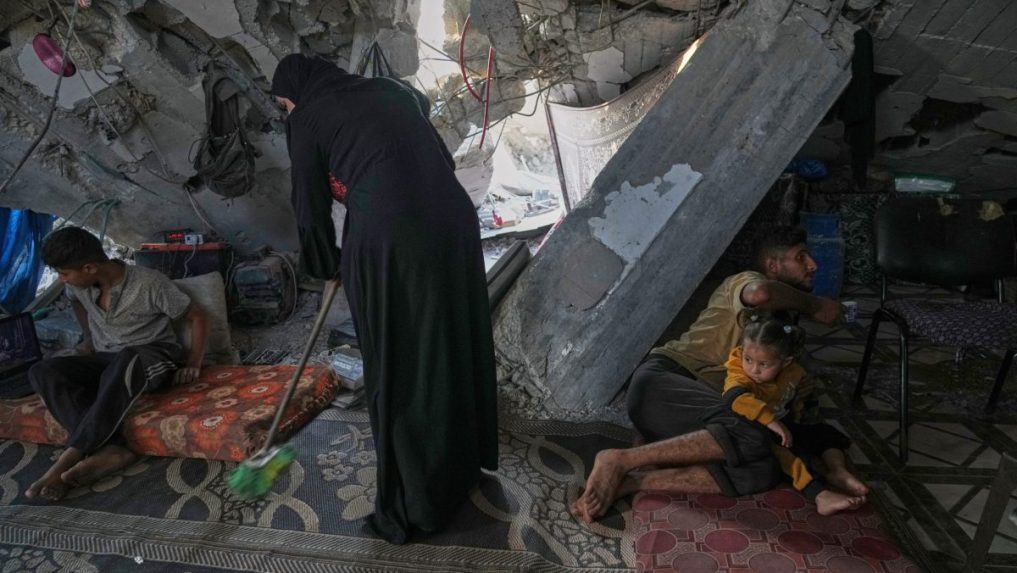 Život v ruinách domu v Gaze.