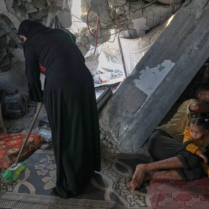 Život v ruinách domu v Gaze.