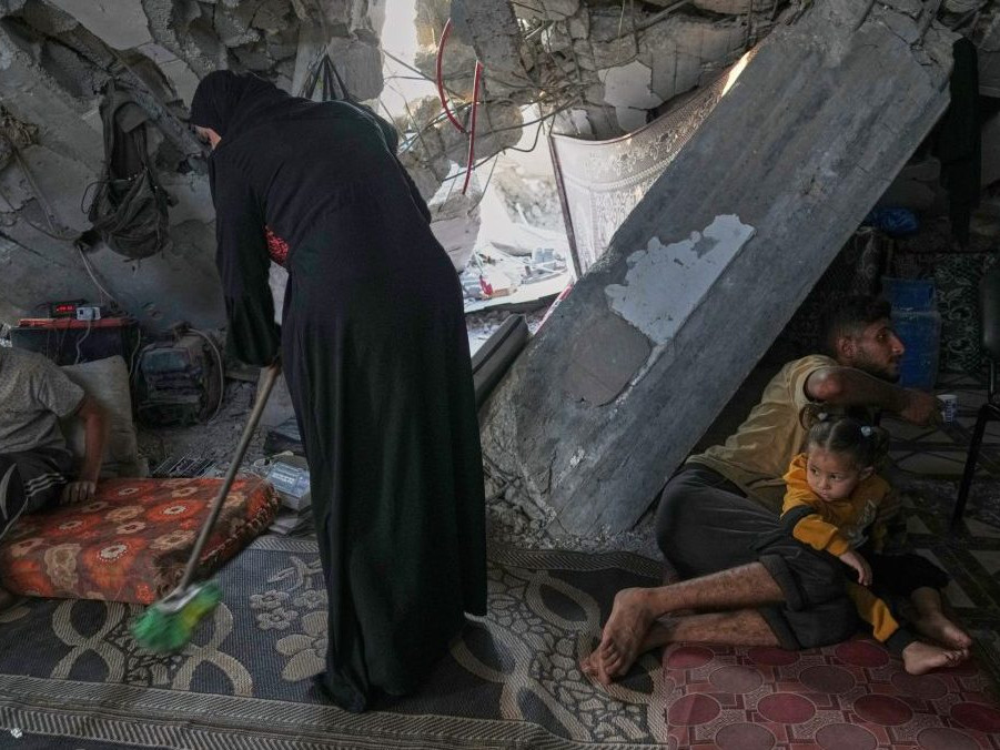 Život v ruinách domu v Gaze.