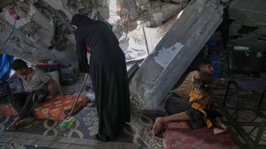 Život v ruinách domu v Gaze.