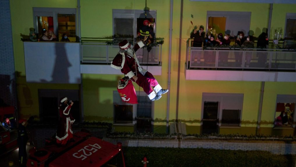 Hasič v prevlečení Santa Clausa sa zlanil zo strechy detskej onkologickej nemocnice v Aténach.