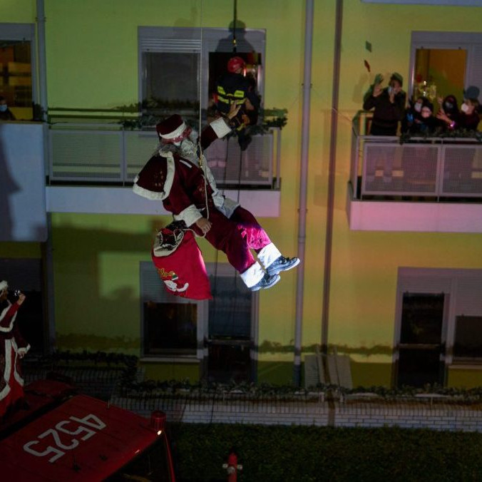 Hasič v prevlečení Santa Clausa sa zlanil zo strechy detskej onkologickej nemocnice v Aténach.