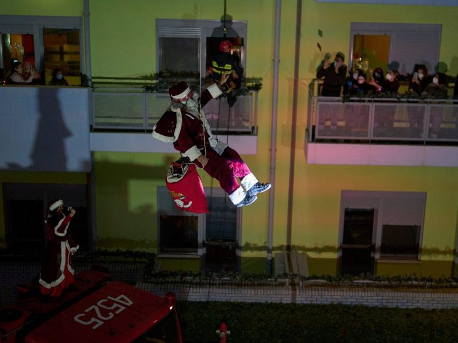 Hasič v prevlečení Santa Clausa sa zlanil zo strechy detskej onkologickej nemocnice v Aténach.