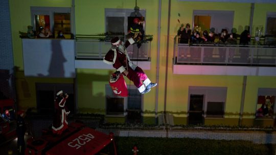 Hasič v prevlečení Santa Clausa sa zlanil zo strechy detskej onkologickej nemocnice v Aténach.
