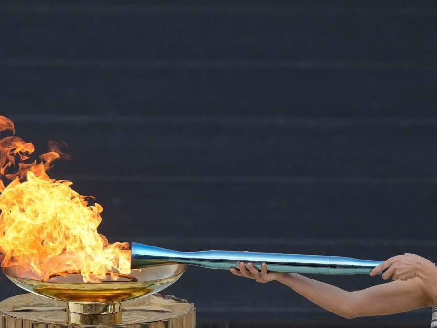 Organizátori ZOH 2026 prevzali v Aténach olympijský oheň