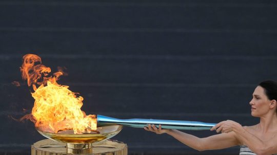 Organizátori ZOH 2026 prevzali v Aténach olympijský oheň