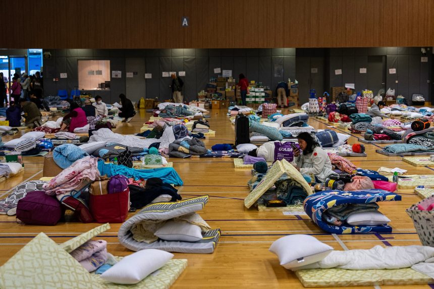 Obyvatelia zhorenÃƒÂ©ho bytovÃƒÂ©ho komplexu v doÃ„Âasnom prÃƒÂ­bytku.