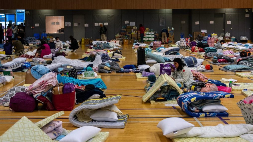 Obyvatelia zhoreného bytového komplexu v dočasnom príbytku.