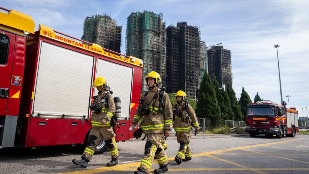 Na snímke hasiči zasahujúci pri požiari bytov v Hongkongu.