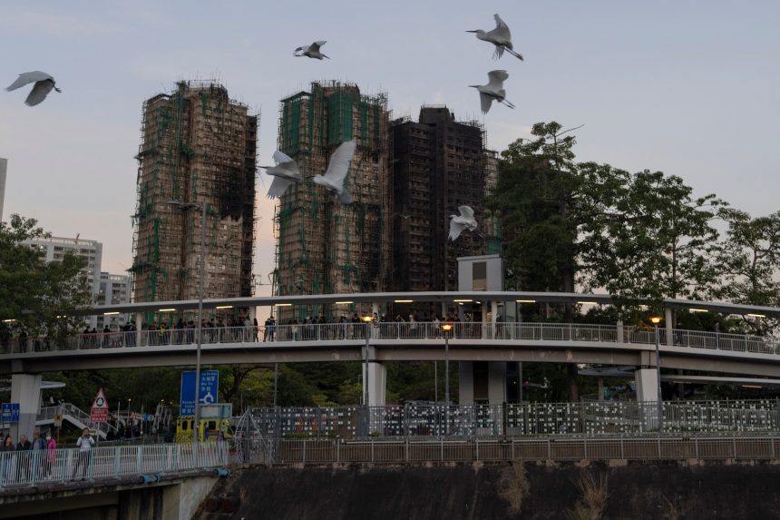 Požiar bytového komplexu v Hongkongu.