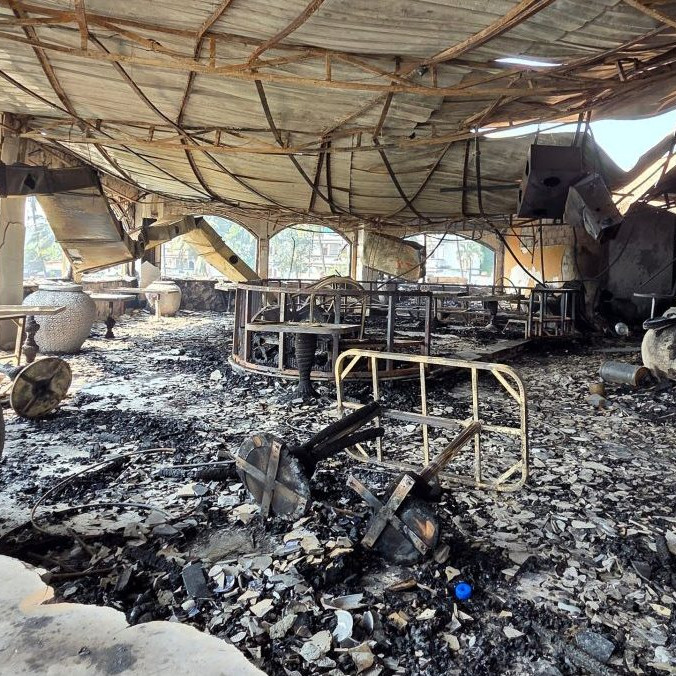 Zhorený nočný klub v Indii.