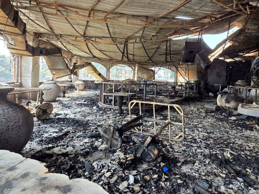 Zhorený nočný klub v Indii.