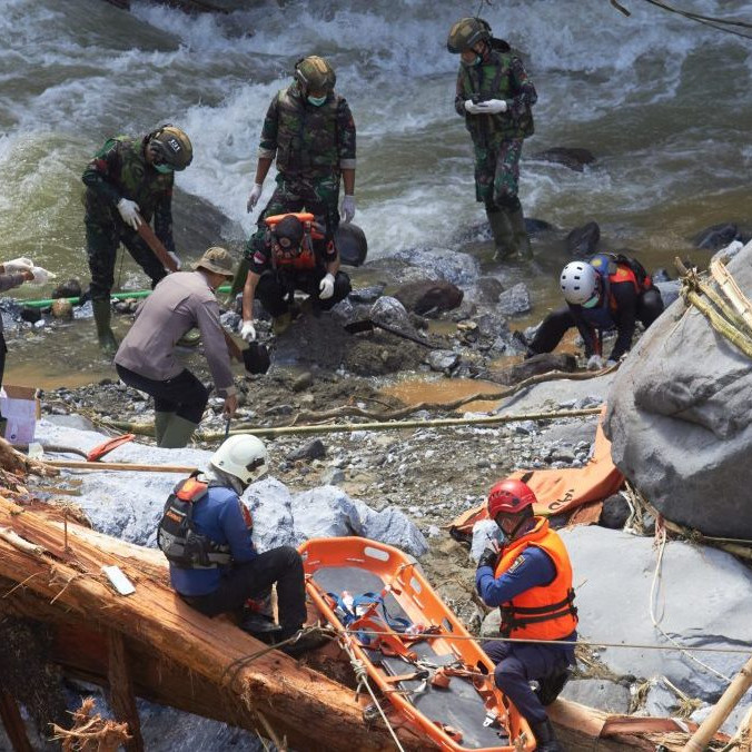 Záchranári zasahujú pri záplavách na ostrove Sumatra.