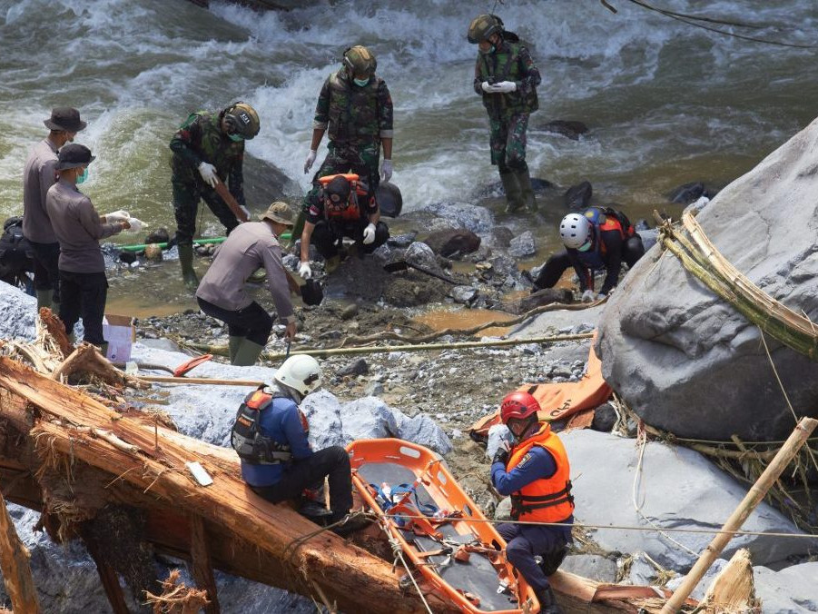 Záchranári zasahujú pri záplavách na ostrove Sumatra.