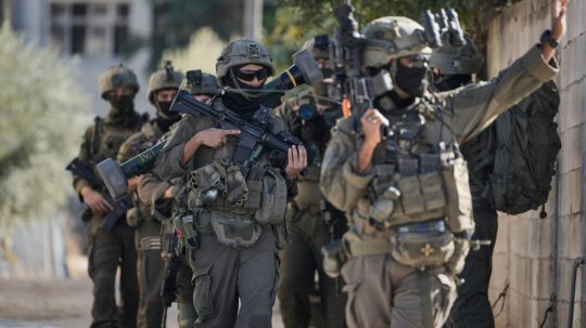 Ozbrojení izraelskí vojaci.