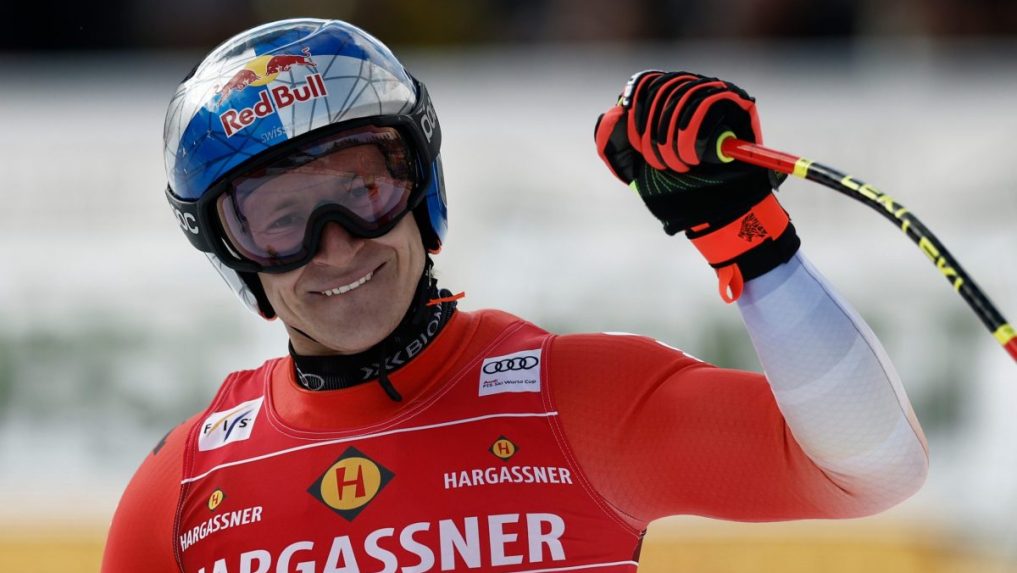 Švajčiarsky lyžiar Marco Odermatt oslavuje v cieli zjazdu