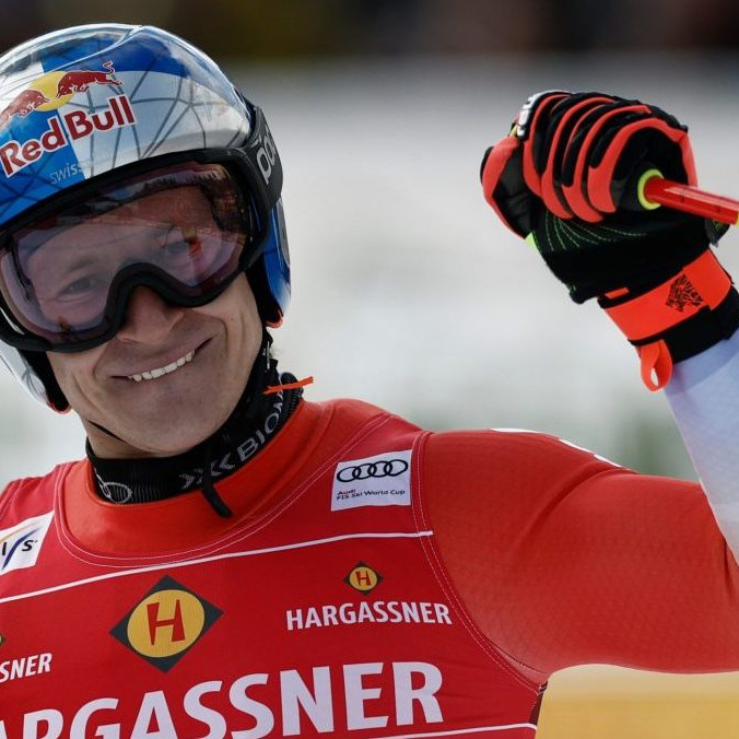 Švajčiarsky lyžiar Marco Odermatt oslavuje v cieli zjazdu