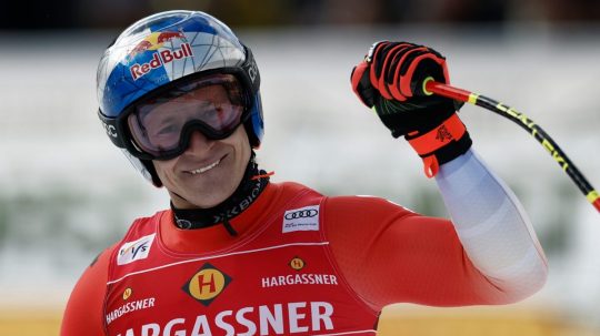 Švajčiarsky lyžiar Marco Odermatt oslavuje v cieli zjazdu