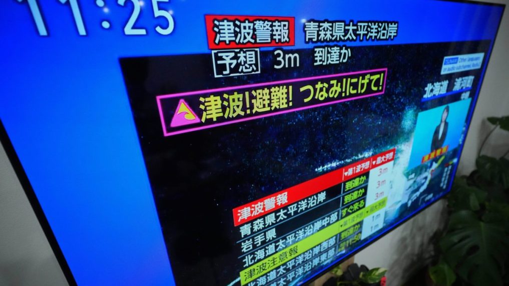 Varovanie pred cunami v televízii v Japonsku.