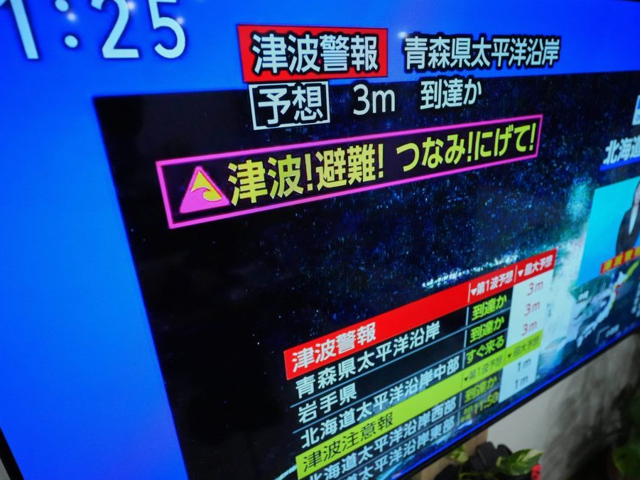 Varovanie pred cunami v televízii v Japonsku.