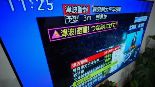 Varovanie pred cunami v televízii v Japonsku.