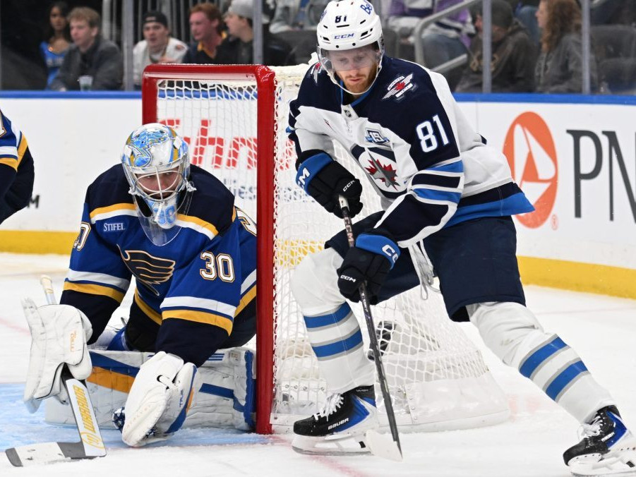 Brankár St. Louis Blues Joel Hofer v akcii.