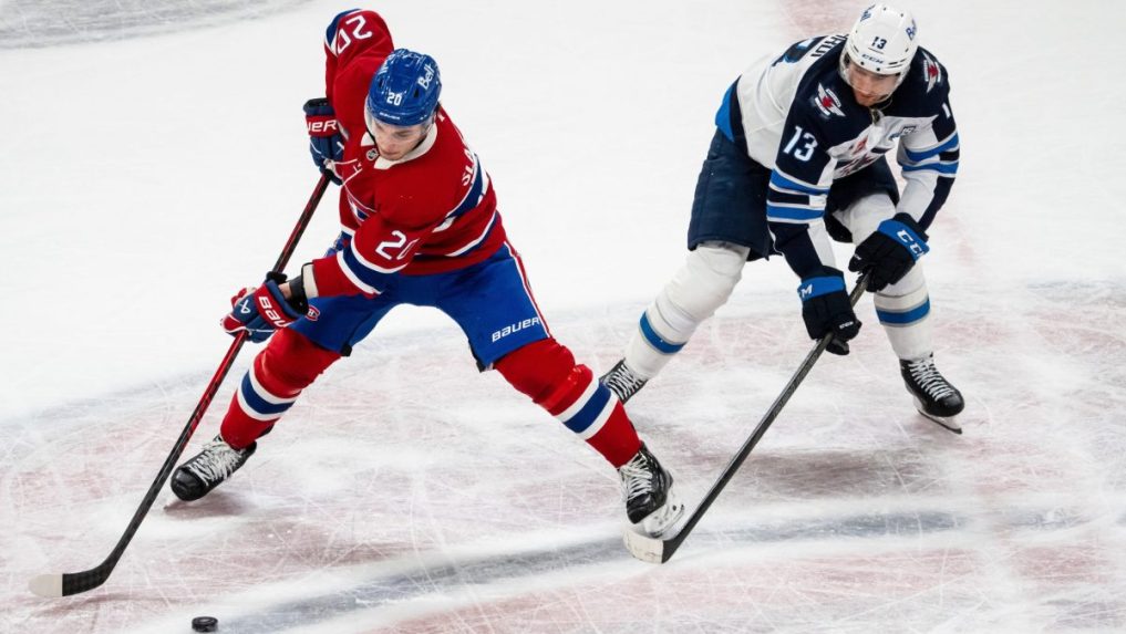 Na snímke slovenský hokejista Montrealu Juraj Slafkovský (vľavo) a hráč Winnipegu Gabriel Vilardi.