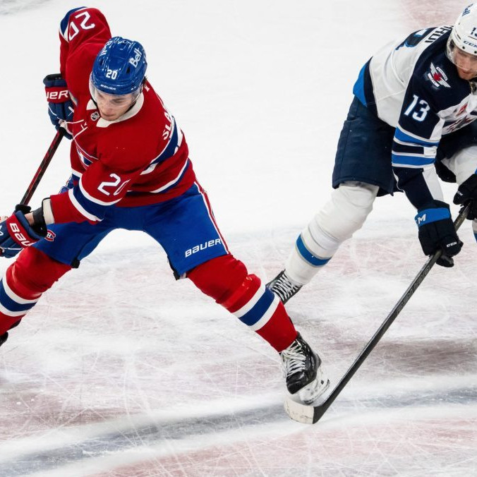 Na snímke slovenský hokejista Montrealu Juraj Slafkovský (vľavo) a hráč Winnipegu Gabriel Vilardi.