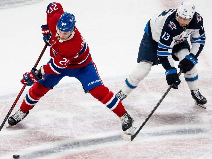 Na snímke slovenský hokejista Montrealu Juraj Slafkovský (vľavo) a hráč Winnipegu Gabriel Vilardi.