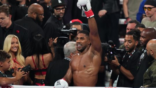 Anthony Joshua oslavuje v ringu víťazstvo.