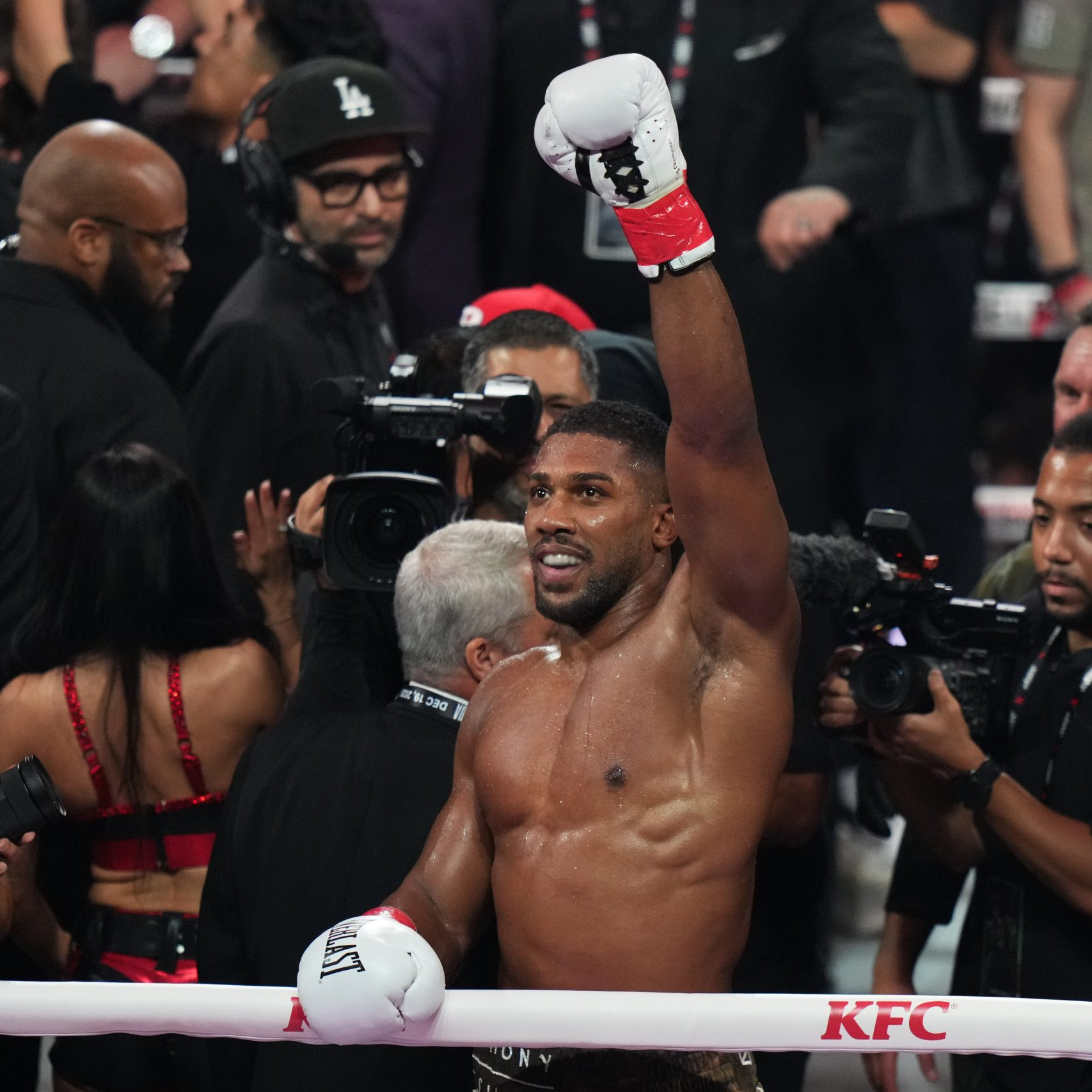 Anthony Joshua oslavuje v ringu víťazstvo.