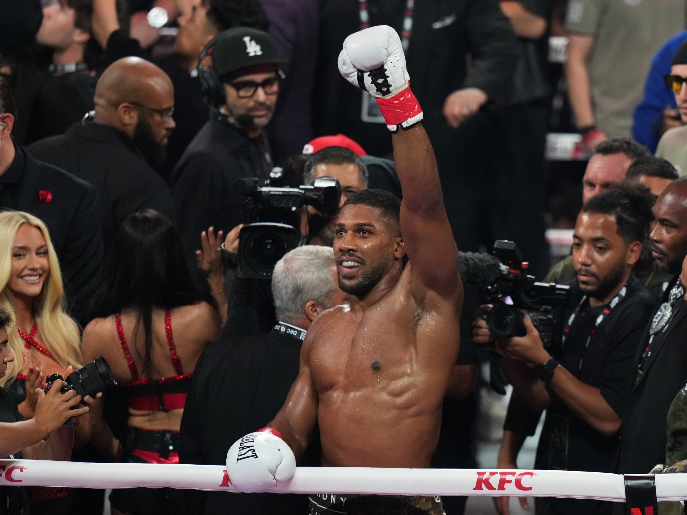 Anthony Joshua oslavuje v ringu víťazstvo.