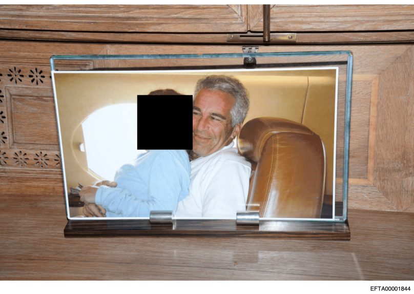 Jeffrey Epstein a neznáme dievča