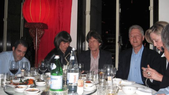 Pri stole sedí druhá zľava Ghislaine Maxwellová, vedľa nej Mick Jagger a Bill Clinton.
