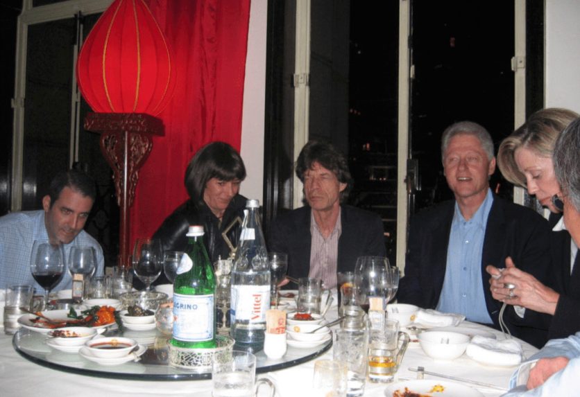 Pri stole sedí druhá zľava Ghislaine Maxwellová, vedľa nej Mick Jagger a Bill Clinton.