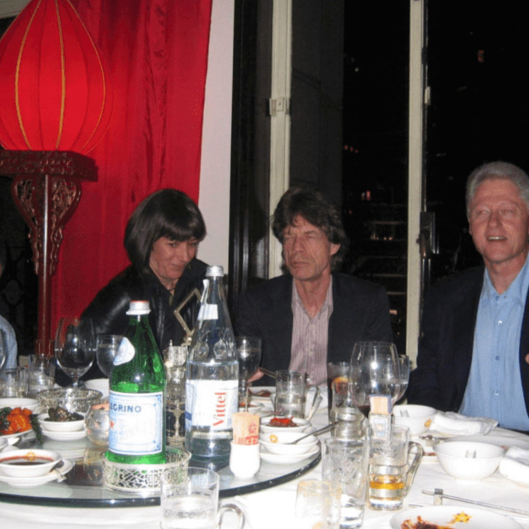 Pri stole sedí druhá zľava Ghislaine Maxwellová, vedľa nej Mick Jagger a Bill Clinton.